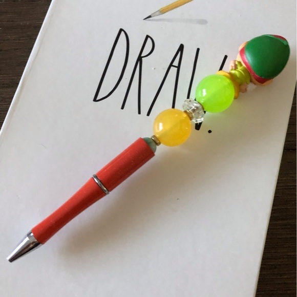 Disney Doorables: Peter Pan: Peter Pan handmade beaded pen - Picture 3 of 3